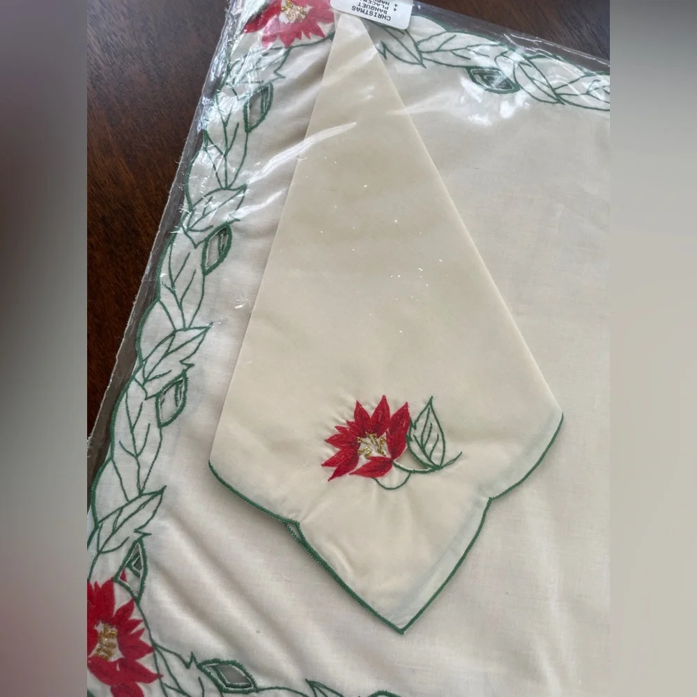 Christmas Placemat & Napkin 8pc Set NOS Vintage Poinsettia Cut‎ Work Embroidery